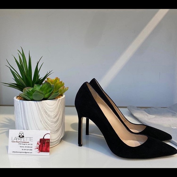 Authentic Manolo Blahnik Black Suede Pumps - Picture 4 of 4
